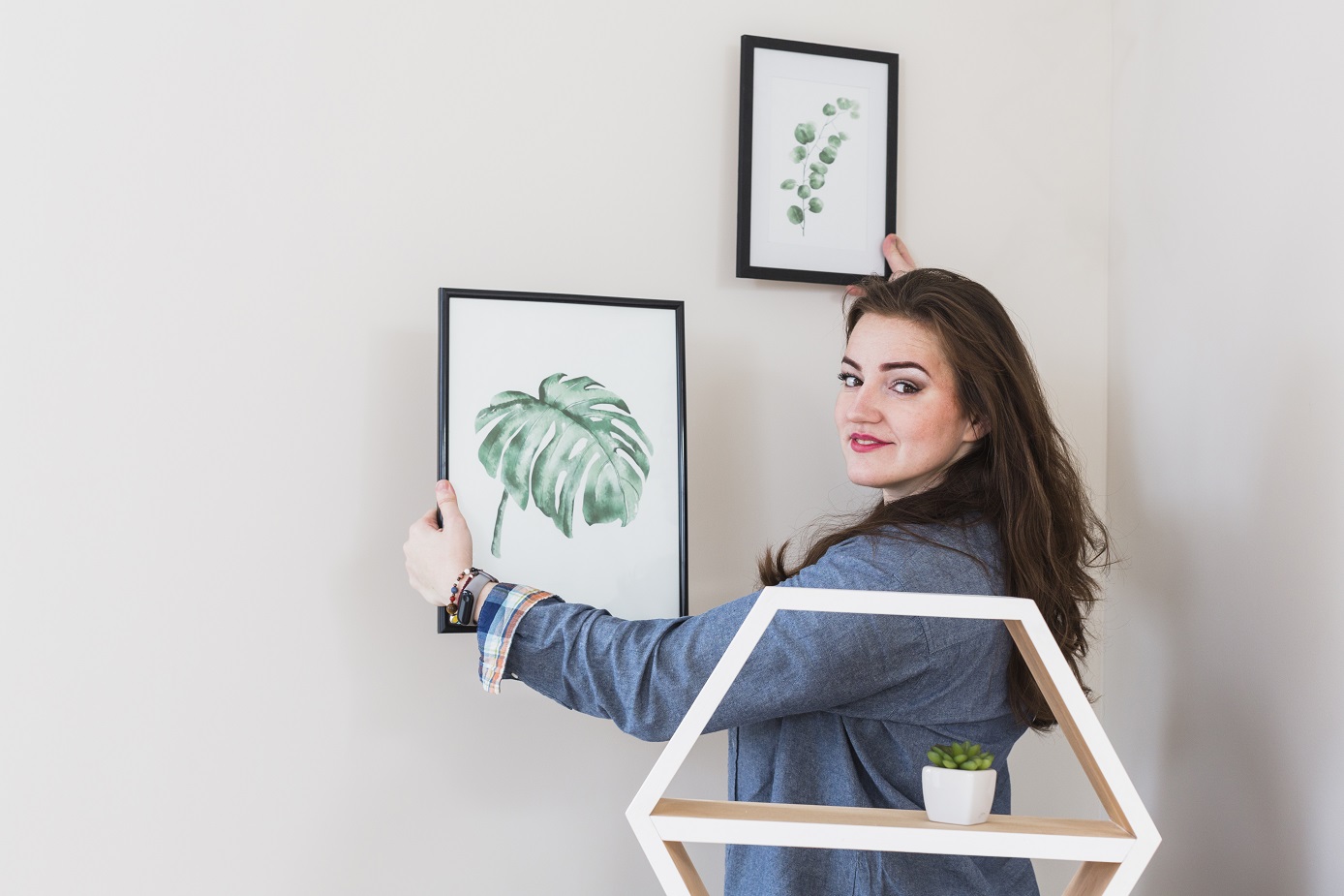 como escolher o quadro ideal para sua sala mulher jovem quadro decorativo premium